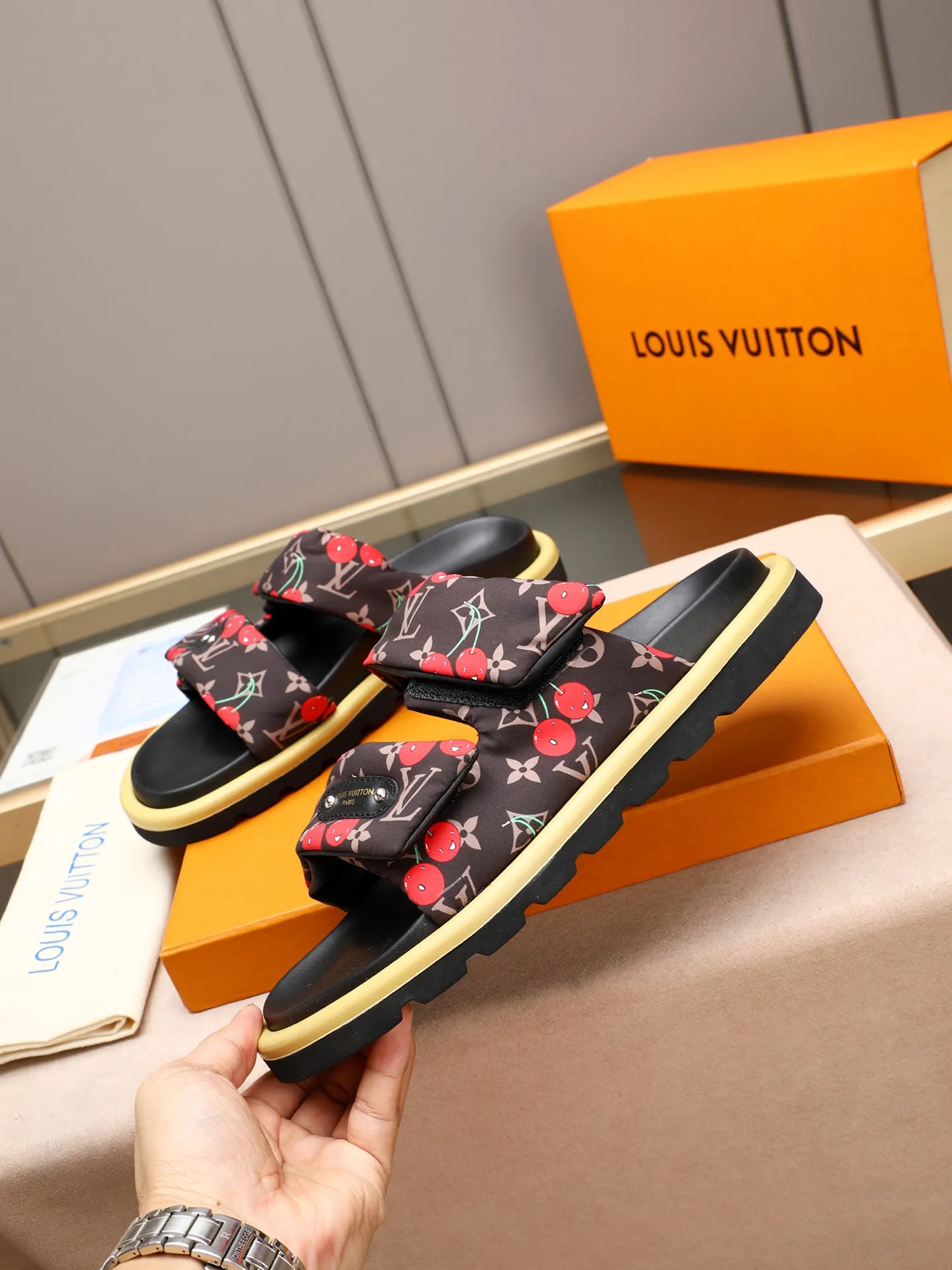 PP360 [LOUIS VUITTON] Louis Vuitton, LV printing, men's and women's slippers are on the market. The drawer box packaging comes with a cloth bag and a card. The upper pattern looks very soft and waxy, and it is a super versatile leg slimming tool. Fabric: imported denim/canvas/old fabric, LV hardware LOGO, official website pattern printing, comfortable to wear, feet: high-elastic PU water table. Sole: foam sole, heel height: about 5cm. Code number: 35-46, 35, 45, 46 are custom-made and non-returnable. Color: multiple colors and styles available.